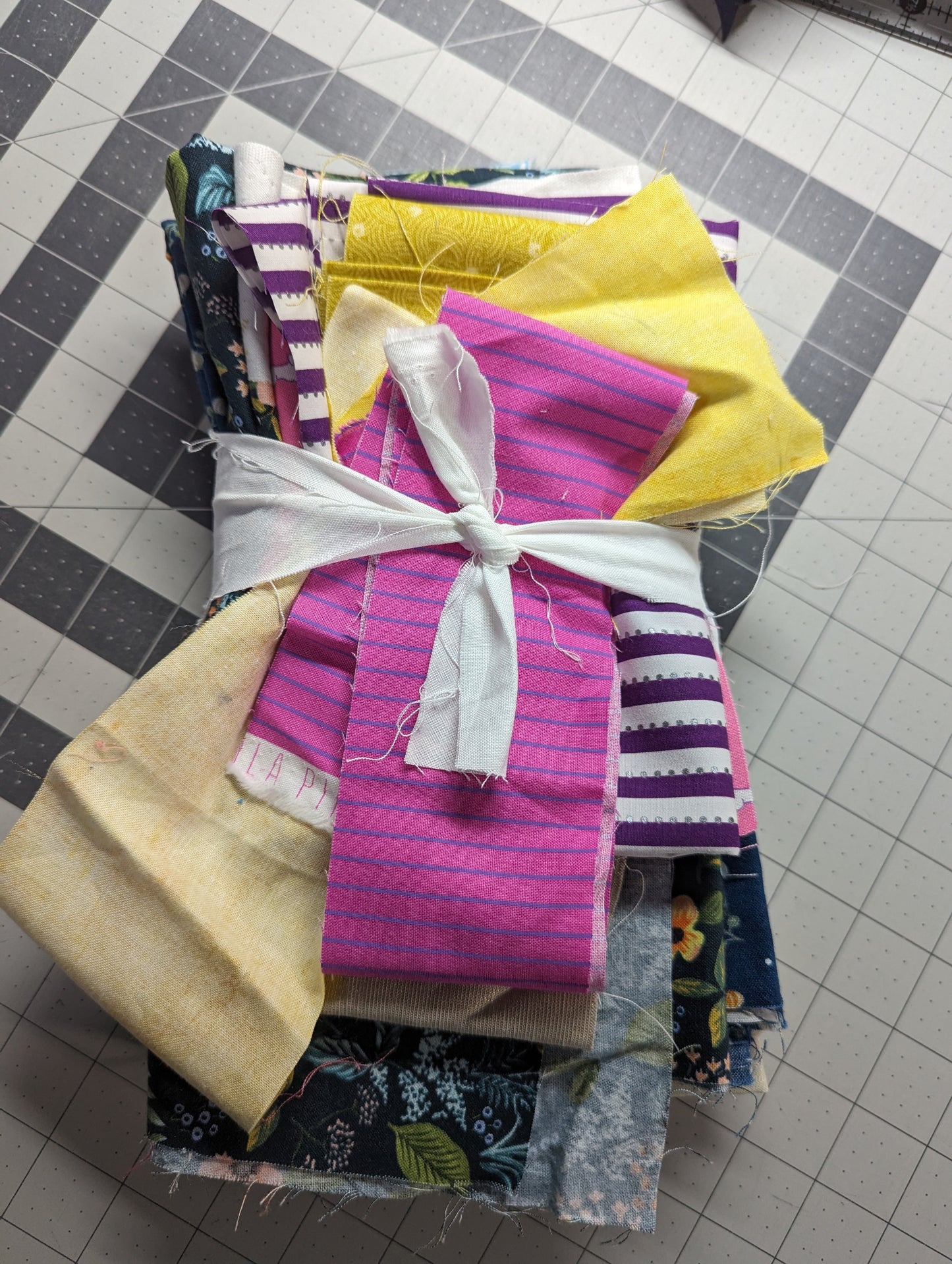 print quilting cotton scrap bundle 1 lb (bundleA)