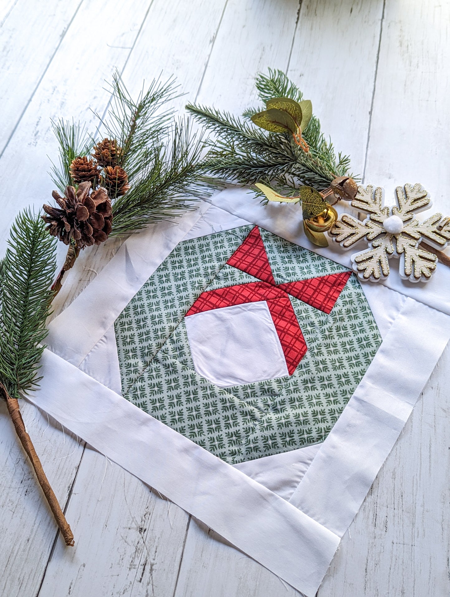 Tinsel Wreath Quilt Block pattern