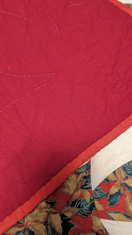 Vintage Christmas-Themed Quilt – Likely 1980s/1990s – Beautiful Holiday Poinsettia Design