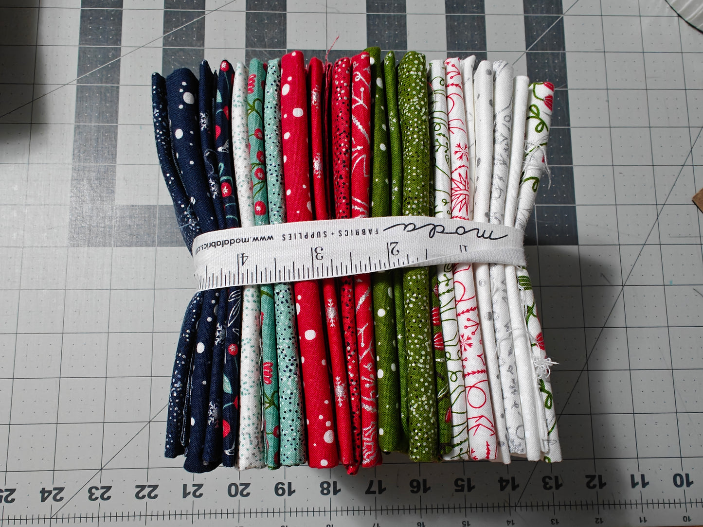 Moda Cheer and merriment fat quarter bundle (22 pieces)