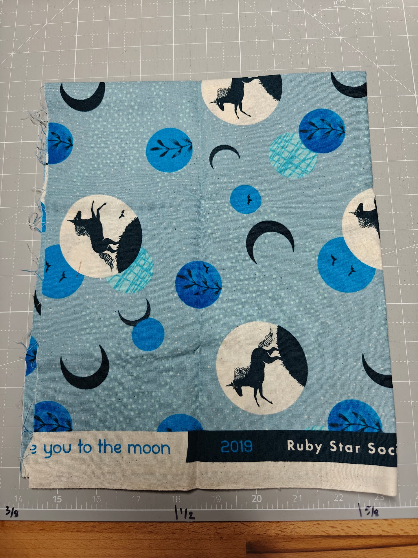 Crescent light blue unicorns - RSS - 1/2 yard