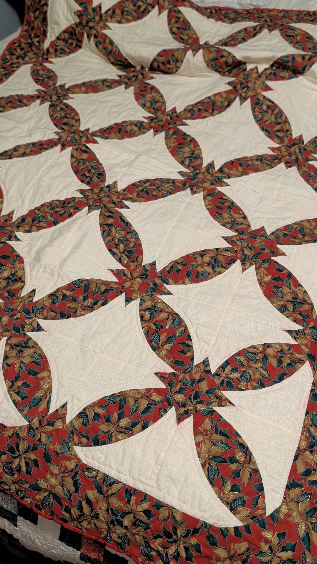 Vintage Christmas-Themed Quilt – Likely 1980s/1990s – Beautiful Holiday Poinsettia Design