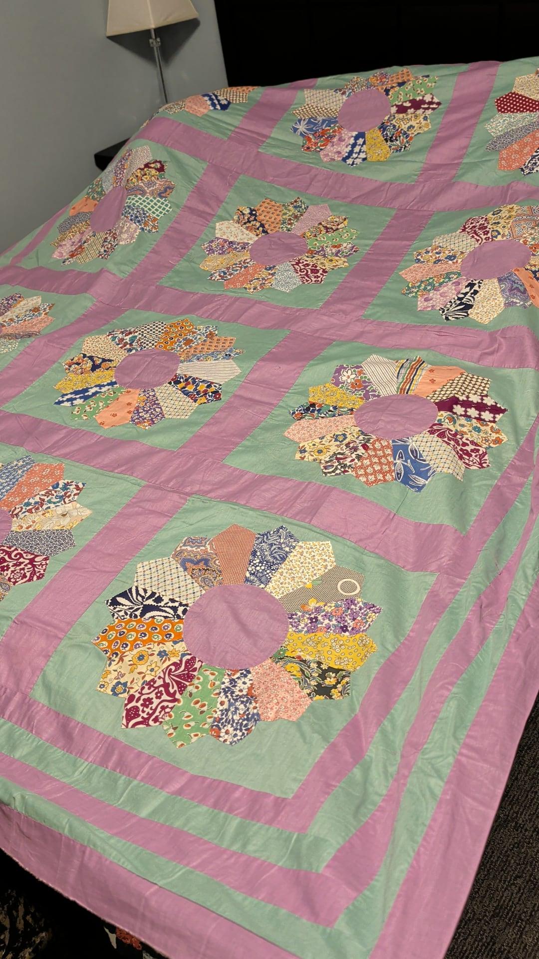 Large Vintage Dresden Plate Quilt Top – Excellent Condition – Hand Pieced with 1930s–40s Fabrics
