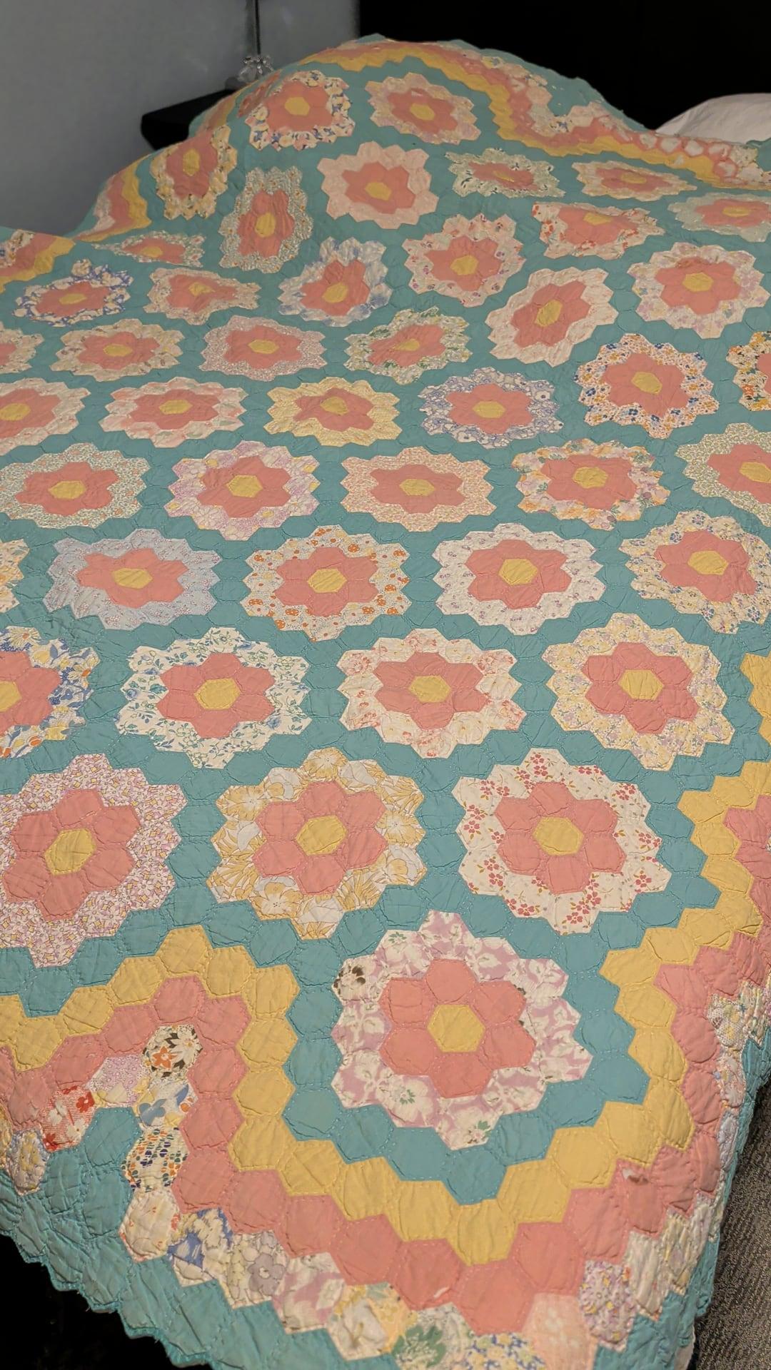 Grandmother's flower garden Vintage quilt -  craft quality